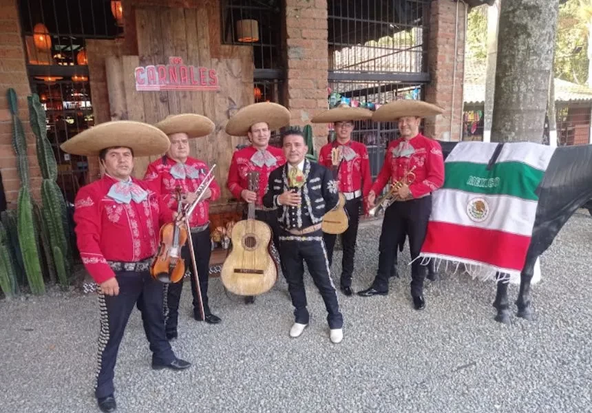 Mariachis Uno A , Mezcal y Tequila