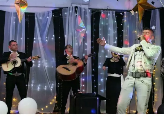 Mariachis Uno A , Mezcal y Tequila