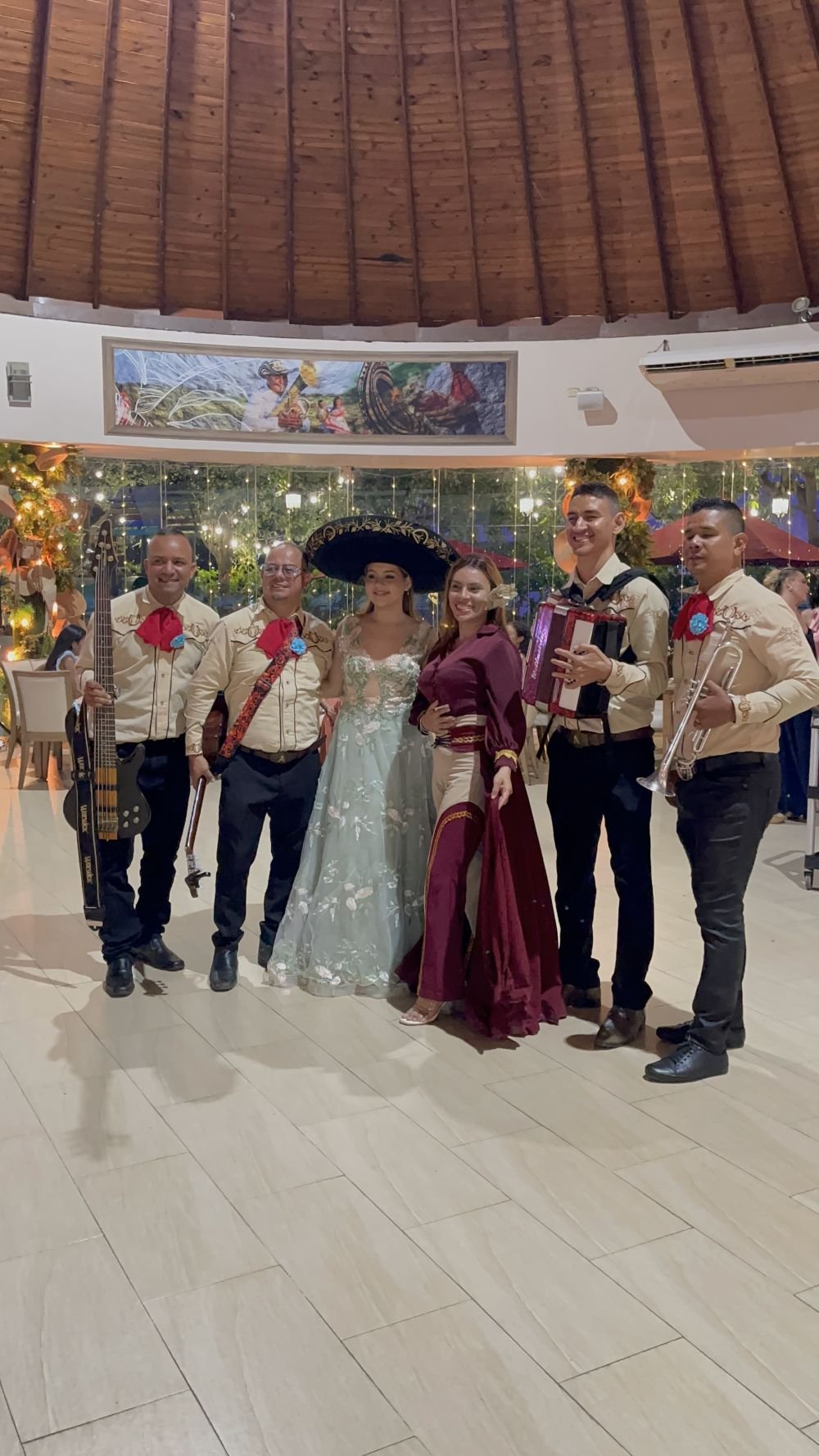 Foto adicional 7 de Mariachi Apache