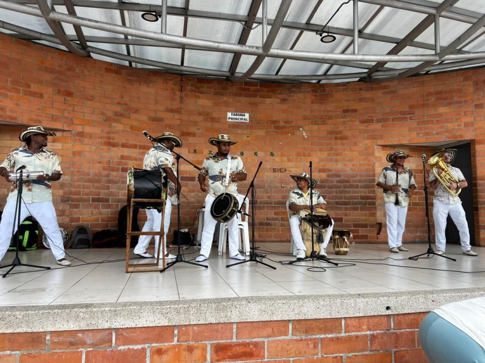 Foto adicional 1 de Agrupación musical folclórica la banda del oso